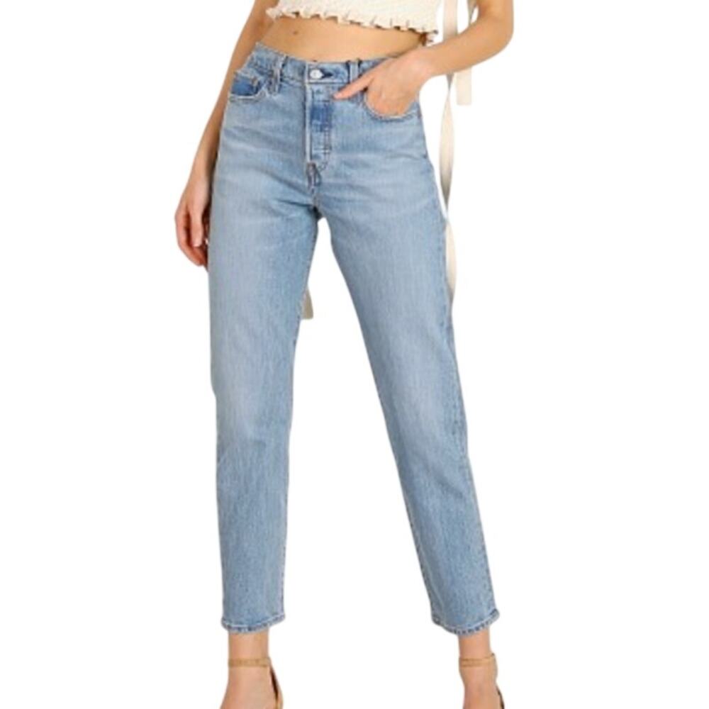 Levi’s Wedgie Light Wash Button Fly Straight Leg High Rise Denim Classic Jeans